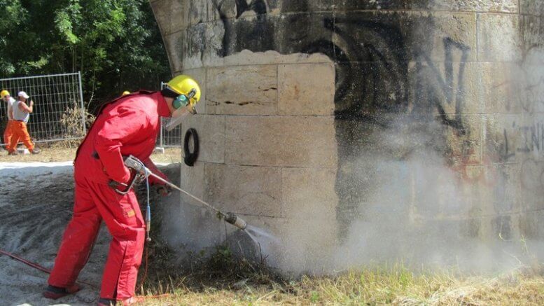 Hydro-décapage d'un ouvrage d'art à l'aide de nettoyeur ultra haute pression, pouvant aller jusqu'à 3000 bars