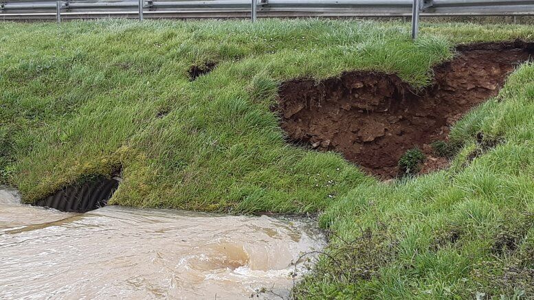 Ruine de buses métalliques après inondations